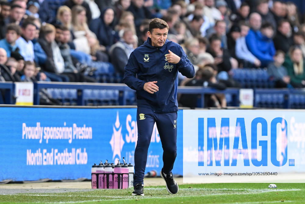 Sky Bet Championship Preston North End v Coventry City Paul Heckingbottom manager of Preston North End instructs during the Sky Bet Championship match Preston North End vs Coventry City at Deepdale, Preston, United Kingdom, 19th October 2024 (Photo by Cody Froggatt News Images) Preston Deepdale Lancashire United Kingdom
