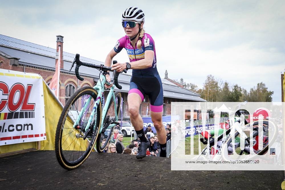 Belgian Laura Verdonschot pictured in action during the women s elite race of the Exact Cross Essen, stage 2 (out of 6) in the Exact Cross cyclocross competition, Saturday 19 October 2024, in Essen. KRISTOFxVANxACCOM x102964667x