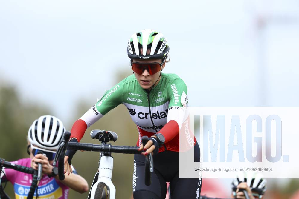 Italian Sara Casasola pictured in action during the women s elite race of the Exact Cross Essen, stage 2 (out of 6) in the Exact Cross cyclocross competition, Saturday 19 October 2024, in Essen. KRISTOFxVANxACCOM x102964671x