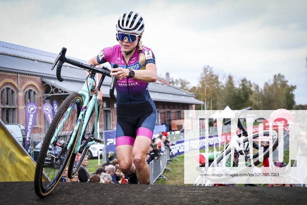 Belgian Laura Verdonschot pictured in action during the women s elite race of the Exact Cross Essen, stage 2 (out of 6) in the Exact Cross cyclocross competition, Saturday 19 October 2024, in Essen. KRISTOFxVANxACCOM x102964702x
