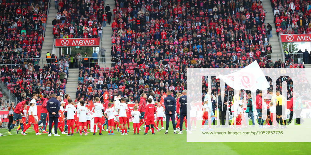 Mainz RB Leipzig Bundesliga Mainz, 19 10 2024, Mewa Arena, Soccer Bundesliga, Matchday 7 , 1 FSV Mainz 05 vs RB Leipzig , In the picture the teams line up , Picture Point