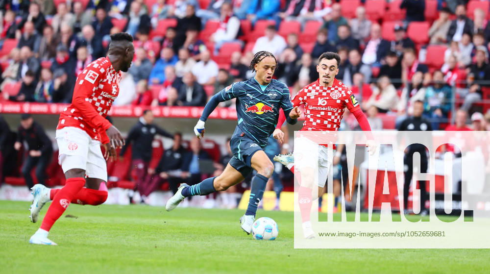 Mainz RB Leipzig Bundesliga Mainz, 19 10 2024, Mewa Arena, Soccer Bundesliga, Matchday 7 , 1 FSV Mainz 05 vs RB Leipzig , In the picture from l Danny da Costa 21, Mainz , Xavi Simons 10, RB Leipzig and Paul Nebel 8, Mainz , Picture Point