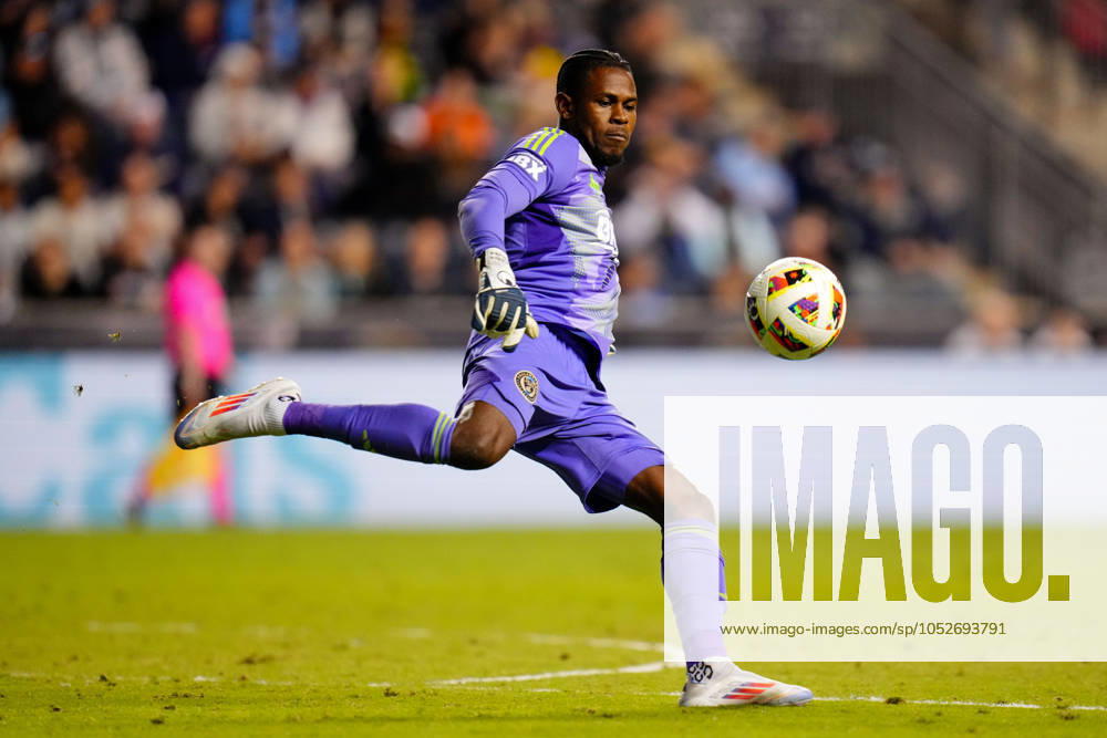 Philadelphia Union Goalie Andre Blake (18) kicks the ball during the first half of an MLS, Fussball Herren, USA match against FC Cincinnati at Subaru Park in Chester, Pennsylvania. CSM Chester United States of America - ZUMAc04_ 20241019_zma_c04_218