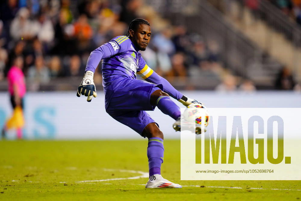 Philadelphia Union Goalie Andre Blake (18) kicks the ball during the first half of an MLS, Fussball Herren, USA match against FC Cincinnati at Subaru Park in Chester, Pennsylvania. CSM Chester United States of America - ZUMAc04_ 20241019_zma_c04_298