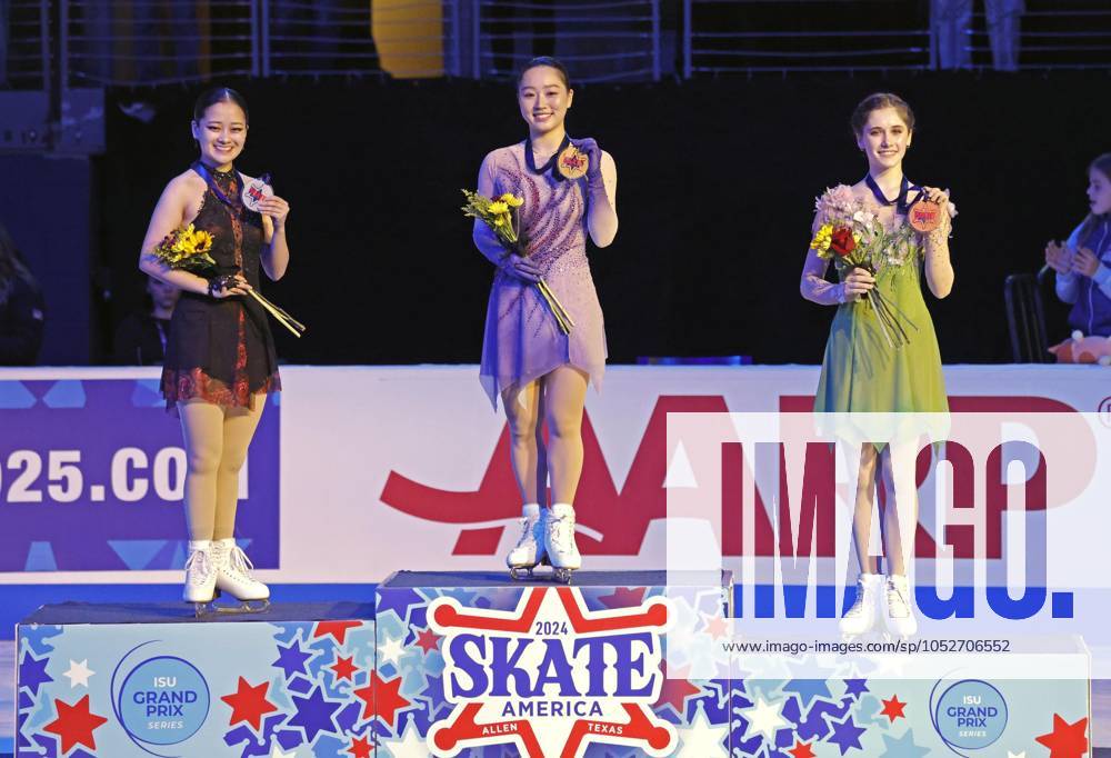 Figure skating, Eiskunstlauf Skate America Wakaba Higuchi (C) of Japan poses on the podium after winning gold at the women s event at Skate America in Allen, Texas, on Oct. 19, 2024, alongside compatriot Rinka Watanabe(L) and Isabeau Levito of the United States, who won silver and bronze, respectively. A14AA0003606540P