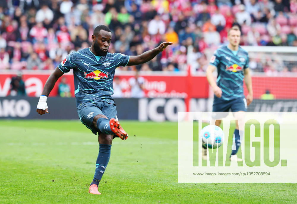 Mainz RB Leipzig Bundesliga Mainz, 19 10 2024, Mewa Arena, Soccer Bundesliga, Matchday 7 , 1 FSV Mainz 05 vs RB Leipzig 0 2 0 2 , In the picture Lutsharel Geertruida 3, RB Leipzig , Picture Point