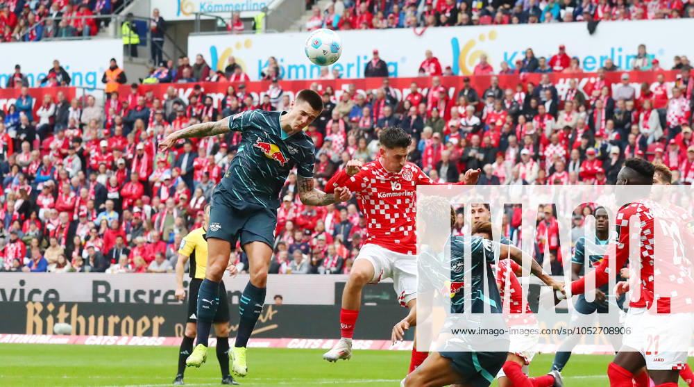 Mainz RB Leipzig Bundesliga Mainz, 19 10 2024, Mewa Arena, Soccer Bundesliga, Matchday 7 , 1 FSV Mainz 05 vs RB Leipzig 0 2 0 2 , In the picture from l Benjamin Sesko 30, RB Leipzig and Nadiem Amiri 18, Mainz , Picture Point