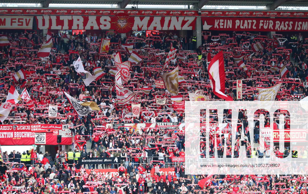 Mainz RB Leipzig Bundesliga Mainz, 19 10 2024, Mewa Arena, Soccer Bundesliga, Matchday 7 , 1 FSV Mainz 05 vs RB Leipzig 0 2 0 2 , In the picture fans of FSV Mainz 05 , Picture Point