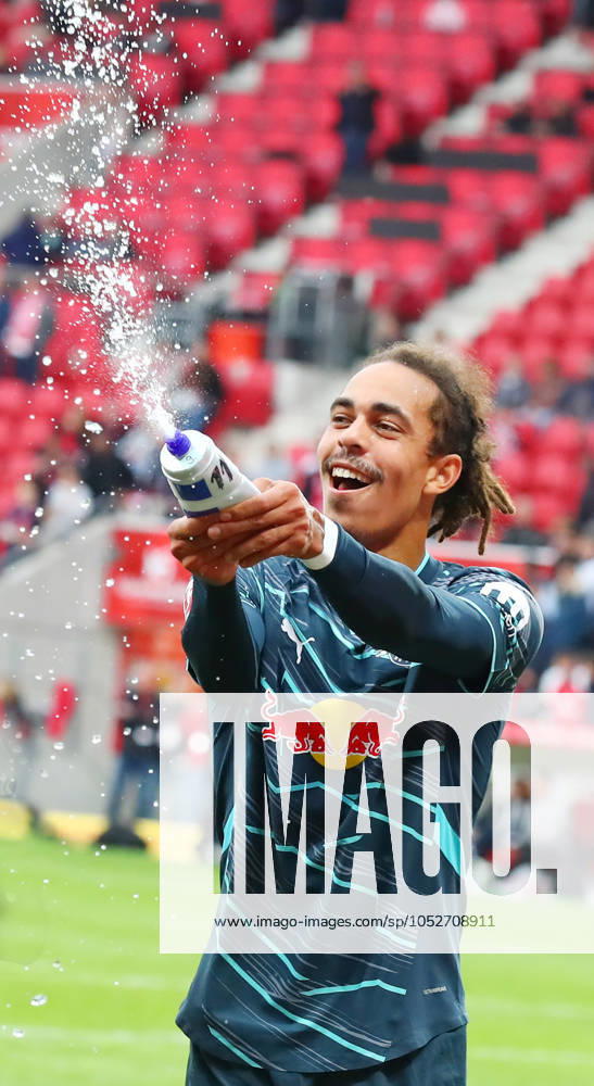 Mainz RB Leipzig Bundesliga Mainz, 19 10 2024, Mewa Arena, Soccer Bundesliga, Matchday 7 , 1 FSV Mainz 05 vs RB Leipzig 0 2 0 2 , Final cheer RB Leipzig In the picture Yussuf Yurary Poulsen 9, RB Leipzig , Picture Point