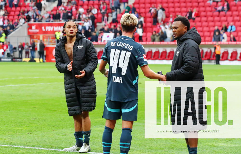 Mainz RB Leipzig Bundesliga Mainz, 19 10 2024, Mewa Arena, Soccer Bundesliga, Matchday 7 , 1 FSV Mainz 05 vs RB Leipzig 0 2 0 2 , In the picture from l Xavi Simons 10, RB Leipzig , Kevin Kampl 44, RB Leipzig and Lois Openda 11, RB Leipzig after the match , Picture Point