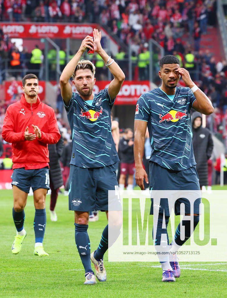 Mainz RB Leipzig Bundesliga Mainz, 19 10 2024, Mewa Arena, Soccer Bundesliga, Matchday 7 , 1 FSV Mainz 05 vs RB Leipzig 0 2 0 2 , Final cheer RB Leipzig In the picture Andre Silva hi , RB Leipzig , Kevin Kampl 44, RB Leipzig and Benjamin Henrichs 39, RB Leipzig , Picture Point