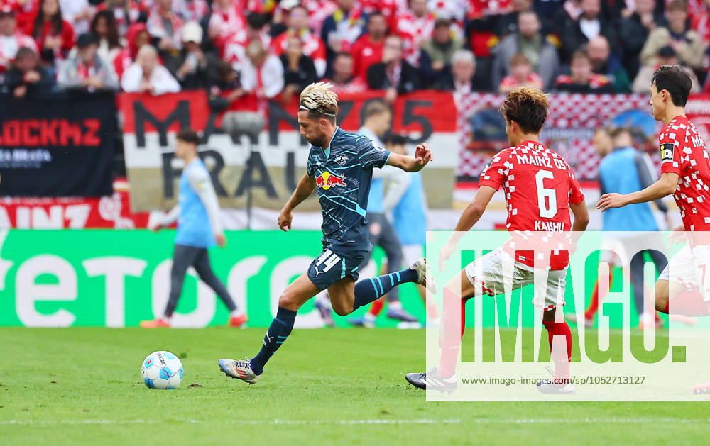 Mainz RB Leipzig Bundesliga Mainz, 19 10 2024, Mewa Arena, Soccer Bundesliga, Matchday 7 , 1 FSV Mainz 05 vs RB Leipzig 0 2 0 2 , In the picture from l Kevin Kampl 44, RB Leipzig and Kaishu Sano 6, Mainz , Picture Point