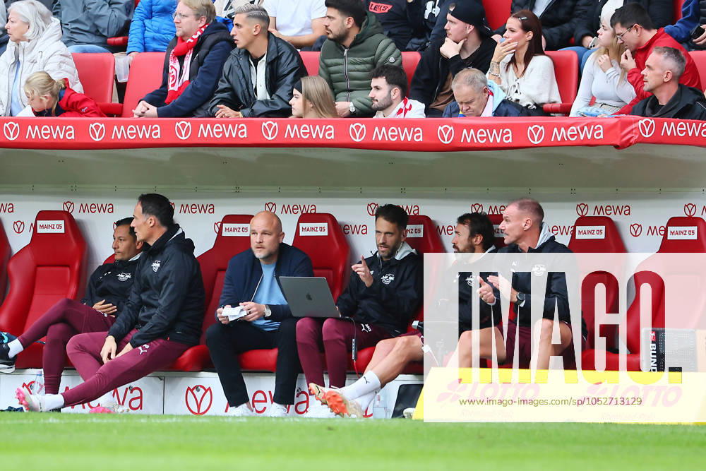 Mainz RB Leipzig Bundesliga Mainz, 19 10 2024, Mewa Arena, Soccer Bundesliga, Matchday 7 , 1 FSV Mainz 05 vs RB Leipzig 0 2 0 2 , In the picture Rouven Schröder Schroeder 3 v l , RBL sports director on the leipziger supervisor bench , Picture Point