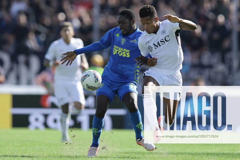 Serie A football match Empoli vs SSC Napoli Empoli s Sierra Leonean forward Emmanuel Gyasi challenges for the ball with Napoli s Brazilian midfielder David Neres during the Serie A football match Empoli vs SSC Napoli at Carlo Castellani stadium on October 20, 2024, in Empoli. ABPH4640