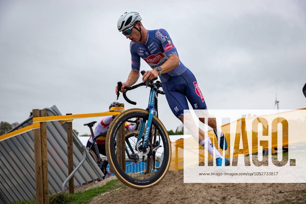 Belgian Niels Vandeputte pictured in action during the men elite race of the Cyclocross Ruddervoorde, Sunday 20 October 2024 in Oostkamp, the first stage of the Superprestige cyclocross cycling competition. KURTxDESPLENTER x103107791x