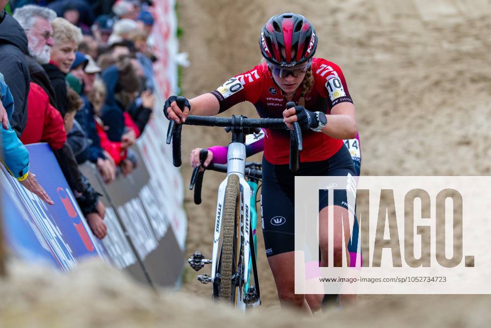 Dutch Aniek Van Alphen pictured in action during the women elite race of the Cyclocross Ruddervoorde, Sunday 20 October 2024 in Oostkamp, the first stage of the Superprestige cyclocross cycling competition. KURTxDESPLENTER x103109462x