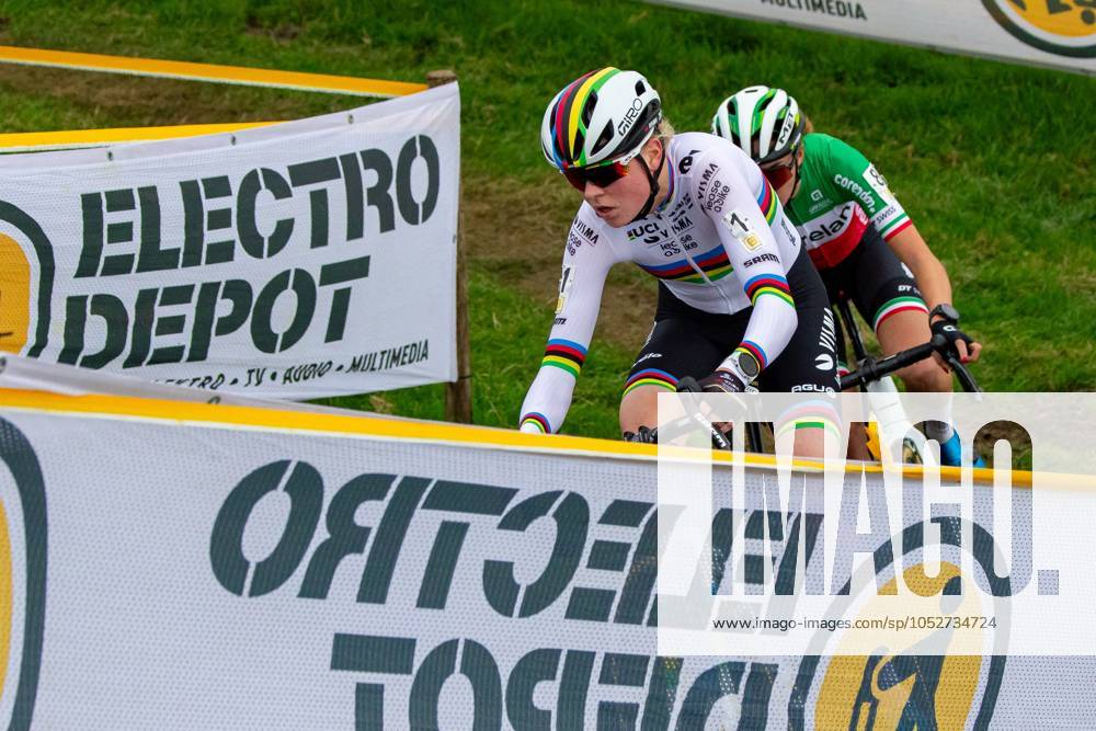 Dutch Fem Van Empel and Italian Sara Casasola pictured in action during the women elite race of the Cyclocross Ruddervoorde, Sunday 20 October 2024 in Oostkamp, the first stage of the Superprestige cyclocross cycling competition. KURTxDESPLENTER x103109466x