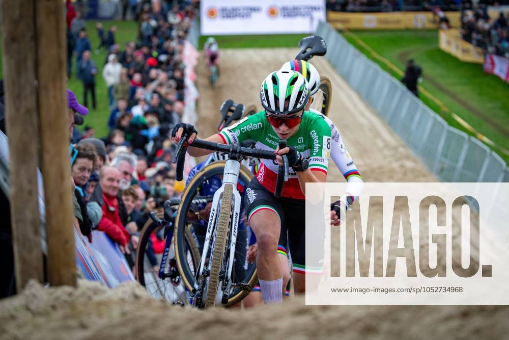 Italian Sara Casasola pictured in action during the women elite race of the Cyclocross Ruddervoorde, Sunday 20 October 2024 in Oostkamp, the first stage of the Superprestige cyclocross cycling competition. KURTxDESPLENTER x103109525x