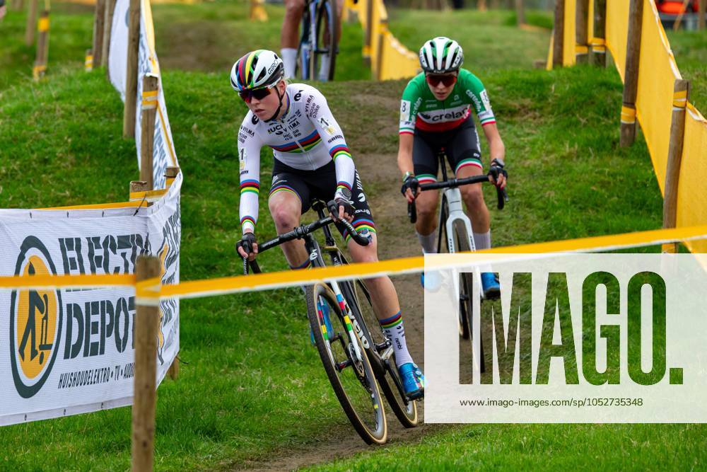Dutch Fem Van Empel and Italian Sara Casasola pictured in action during the women elite race of the Cyclocross Ruddervoorde, Sunday 20 October 2024 in Oostkamp, the first stage of the Superprestige cyclocross cycling competition. KURTxDESPLENTER x103110316x