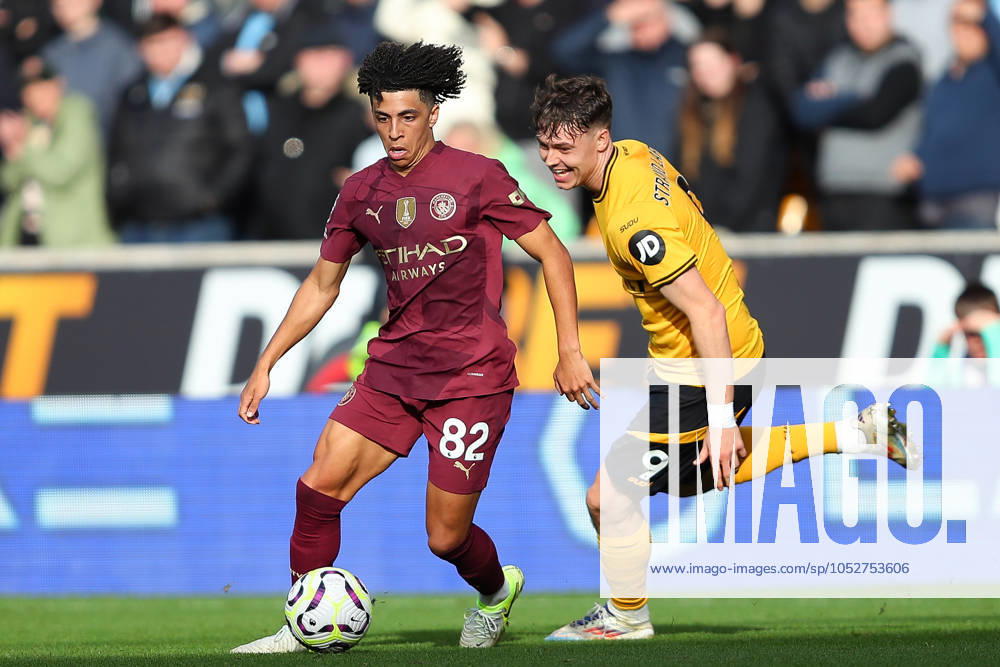 Wolverhampton Wanderers FC v Manchester City FC - Premier League Rico Lewis of Manchester City and Jorgen Strand Larsen of Wolves are in action during the Premier League match between Wolverhampton Wanderers and Manchester City at Molineux in Wolverhampton, England, on October 20, 2024. Wolverhampton West Midlands United Kingdom