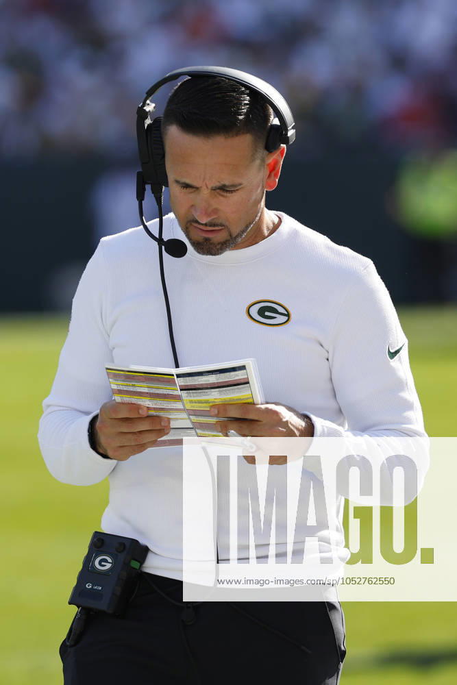 GREEN BAY, WI - OCTOBER 20: Green Bay Packers head coach Matt LaFluer looks at his play sheet during a game between the Green Bay Packers and the Houston Texans at Lambeau Field on October 20, 2024 in Green Bay, WI. (Photo by Larry Radloff Icon Sportswire) NFL, American Football Herren, USA OCT 20 Texans at Packers Icon2410203990