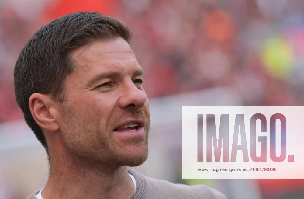 Soccer 1 Bundesliga, Bayer 04 Leverkusen Eintracht Frankfurt, v l Coach Xabi Alonso Bayer Leverkusen Leverkusen