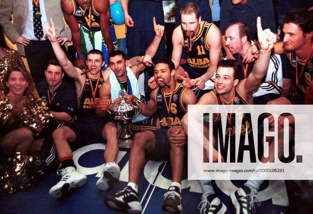 Das ALBA Team im Freudentaumel, einige Spieler mit Zigarren, links eine Tänzerin vom ALBA-Dance-Team Basketball Herren DBB Pokal 1998 1999, Finale, Pokalfinale, Final Four, Endrunde, ALBA Berlin Totale Frankfurt M. Glück, Harmonie, Freude, Begeisterung,