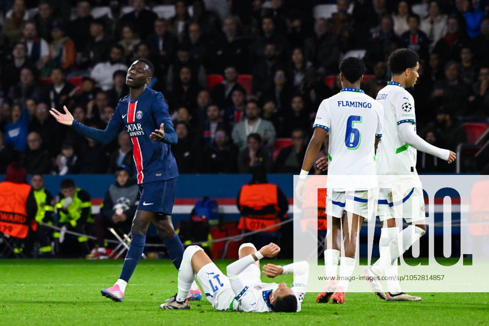 Randal Kolo Muani ( 23 - PSG ) looks dejected during the UEFA Champions League match between Paris Saint Germain and PSV Eindhoven at Parc Des Princes on October 22, 2024 in Paris, France. ( Photo by federico pestellini panoramic ) - FOOTBALL : PSG vs PSV - Ligue des Champions - 22 10 2024 FedericoPestellini Panoramic