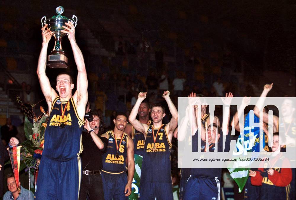 Kapitän Henrik Rödl (ALBA) hebt den Pokal - das ganze Team jubelt Basketball Herren DBB Pokal 1998 1999, Finale, Pokalfinale, Final Four, Endrunde, ALBA Berlin Gruppe Frankfurt M. Glück, Freude, Begeisterung,