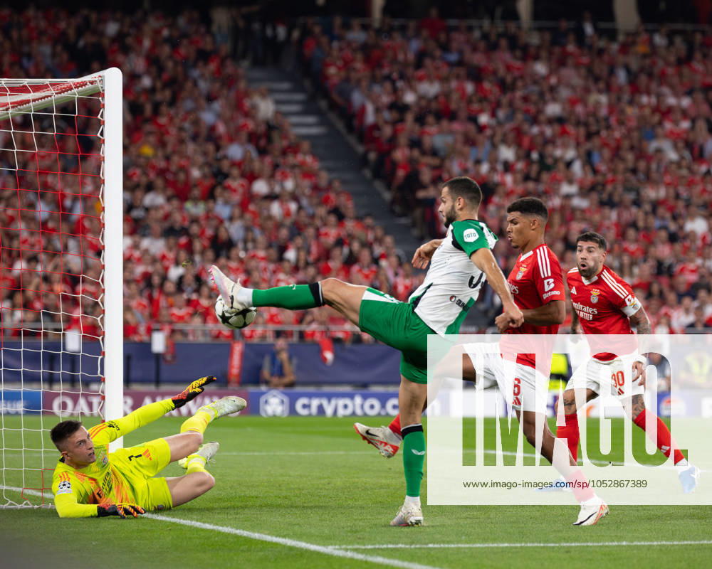 David Hancko of Feyenoord during the Champions League 2024 25 match between Benfica and Feyenoord, at Estadio da Luz, in Lisbon, Portugal. (Diogo Sautchuk)
