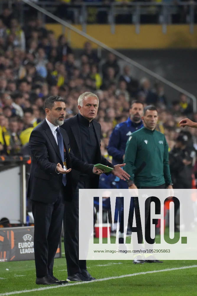 Referee Clement Turpin showed a red card to Fenerbahce coach Josà Mourinho for his strong objections and sent him to the stands during the UEFA Europa League 2024 25 League Phase MD3 match between Fenerbahce SK and Manchester United, ManU at Ulker Stadium on October 24, 2024 in Istanbul, Turkey. Istanbul Turkey