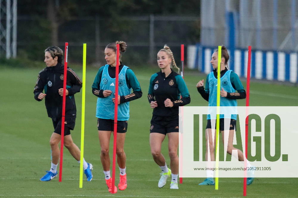 Hounslow , England 24 October 2024 Football womens national team international final training Germany In the picture from left Sara Doorsoun Germany , Felicitas Rauch Germany , Giulia Gwinn Germany and Sophia Kleinherne Germany TSG Elite Training Centre
