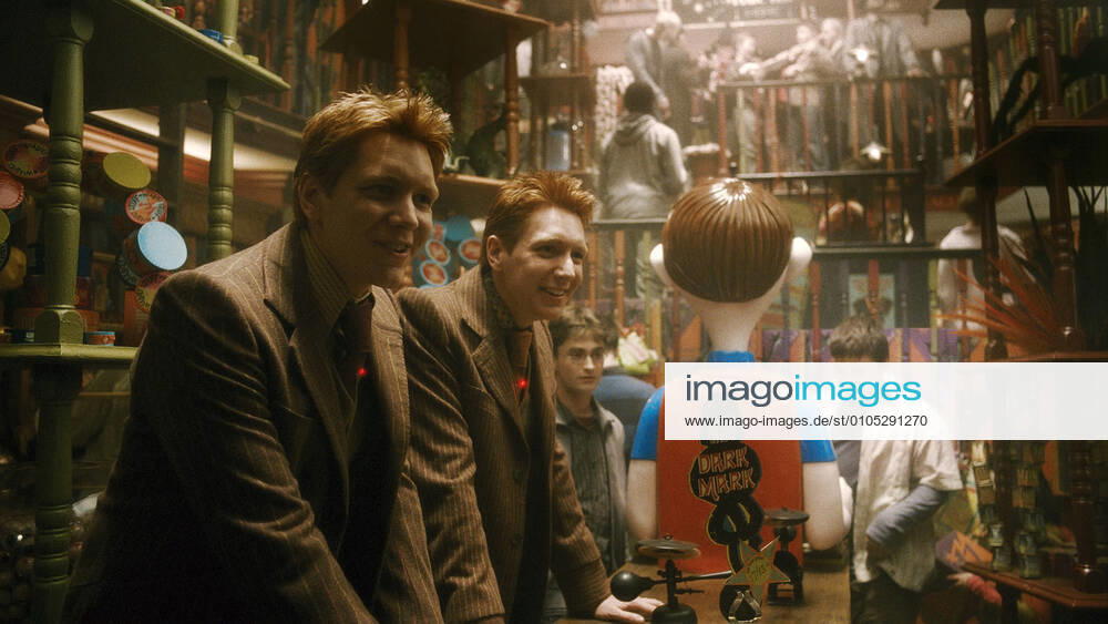 HARRY POTTER AND THE HALF BLOOD PRINCE OLIVER PHELPS as George Weasley, JAMES PHELPS as Fred Weasley, DANIEL RADCLIFFE as Harry Potter Date: 2009 Mandatory credit line: Image courtesy WARNER BROS Ronald Grant Archive Mary Evans