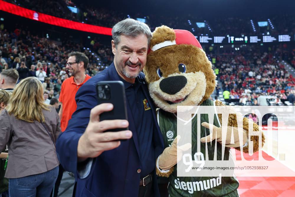 Prime Minister Markus Soeder and Berni taking a selfie, FC Bayern Basketball vs Olympiakos Piraeus, Basketball, EuroLeague, Matchday 5, 25 10 2024 Munich Bavaria Germany