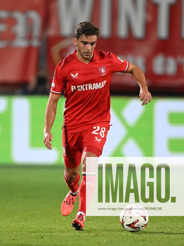 ENSCHEDE - Bart van Rooij of FC Twente during the UEFA Europa League match between FC Twente and S.S Lazio Roma at Stadion De Grolsch Veste on Oct. 24, 2024 in Enschede, Netherlands. ANP Hollandse Hoogte UEFA Europa League 2024 25 League Phase MD3 2024 25 ANPxSportx xGerritxvanxKeulenxIVx 511837465 originalFilename: 511837465