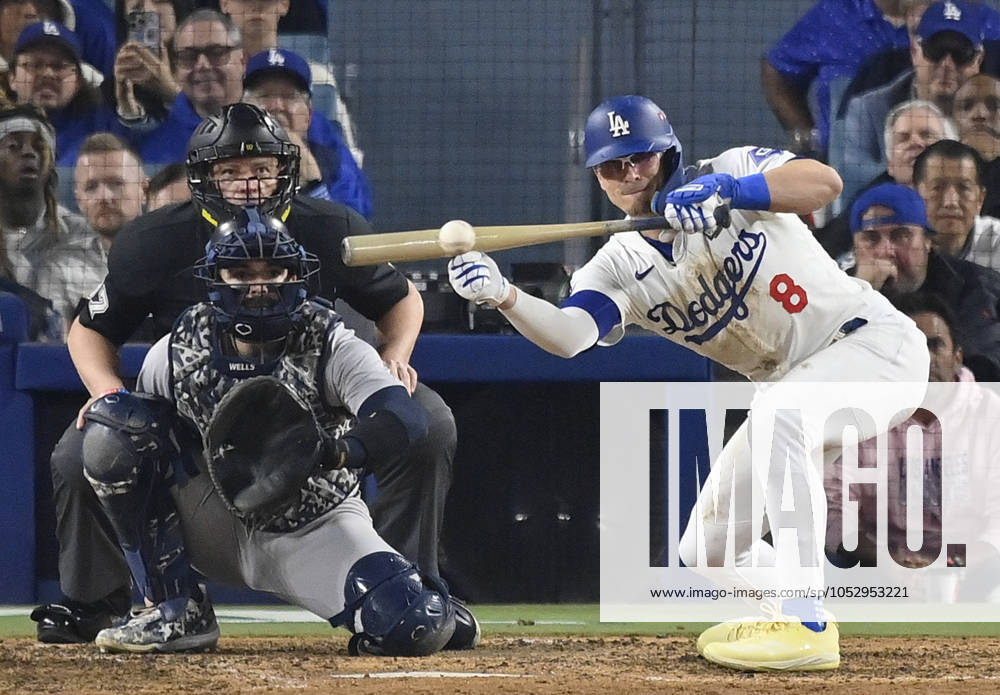 Los Angeles Dodgers Kiki Hernandez lays down a sacrifice bunt to advance runners in the seventh inning against the New York Yankees in game one of the MLB, Baseball Herren, USA World Series at Dodger Stadium on Friday, October 25, 2024. LAP20241025824 JIMxRUYMEN