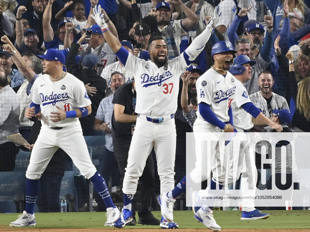 Los Angeles Dodgers Teoscar Hernandez celebrates with teammates after Freddie Freeman hit a grand slam home run in the tenth inning to give the Dodgers a 6-3 victory over the New York Yankees in game one of the MLB, Baseball Herren, USA World Series at Dodger Stadium on Friday, October 25, 2024. The Dodgers take a 1-0 lead in the best-of-seven series. LAP20241025846 JIMxRUYMEN