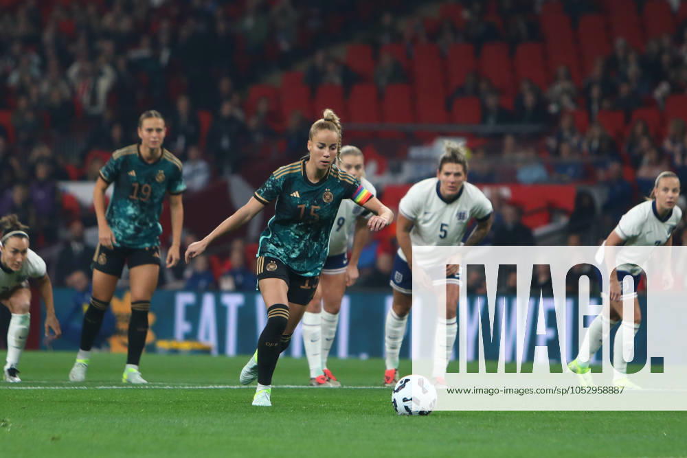Women International Friendly, Länderspiel, Nationalmannschaft - England v Germany Giulia Gwinn (15 Germany) scores a penalty during the womens international friendly game between England and Germany at Wembley Stadium in London, England Alexander Canillas SPP