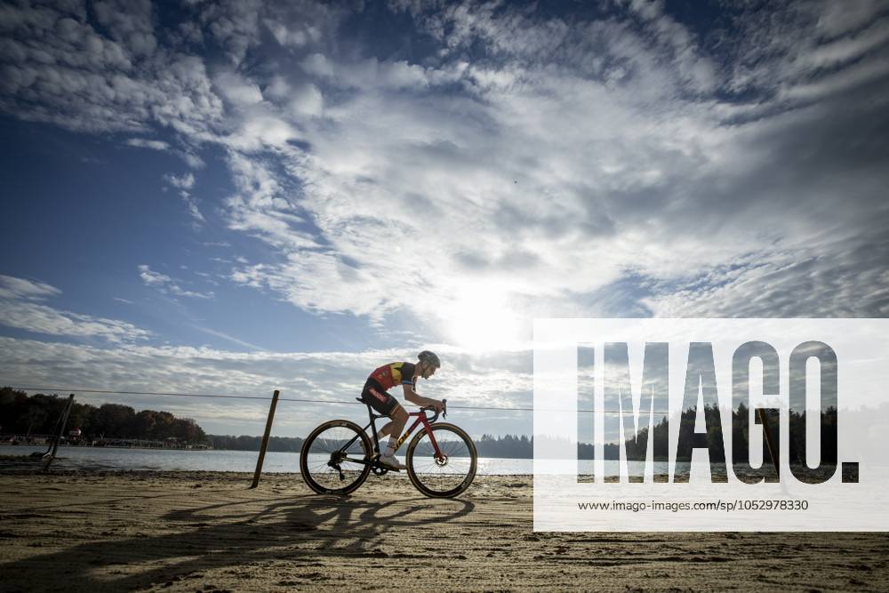 KW43 Belgian Eli Iserbyt pictured in action during the men s elite race of the Exact Cross, stage 3 (out of 7) in the Exact Cross cyclocross competition, in Heerderstrand, Netherlands, Saturday 26 October 2024. DAVIDxPINTENS x103686099x