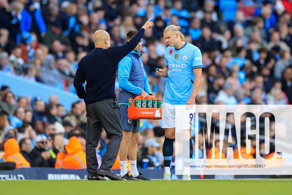 Manchester City v Southampton Premier League 26 10 2024. Pep Guardiola the Manchester City manager gives instructions to Erling Haaland (9) of Manchester City during the Premier League match between Manchester City and Southampton at the Etihad Stadium, Manchester, England on 26 October 2024. Manchester Etihad Stadium Manchester England Editorial use only DataCo restrictions apply See www.football-dataco.com ,