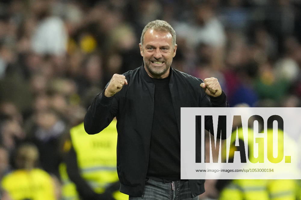 KW43 Sport Bilder des Jahres Real Madrid CF v FC Barcelona, Barca - La Liga EA Sports Hansi Flick head coach of Barcelona celebrates the goal of his team during the La Liga match between Real Madrid CF and FC Barcelona at Estadio Santiago Bernabeu on October 27, 2024 in Madrid, Spain. Madrid Spain