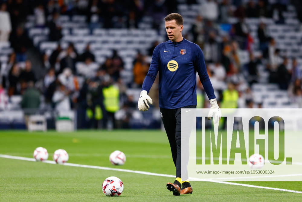 Wojciech Szczesny of FC Barcelona, Barca warms up during the Spanish League, LaLiga EA Sports, football match played between Real Madrid and FC Barcelona at Santiago Bernabeu stadium on October 26, 2024, in Madrid, Spain. Madrid SPAIN - ZUMAa181 20241026_zaa_a181_127