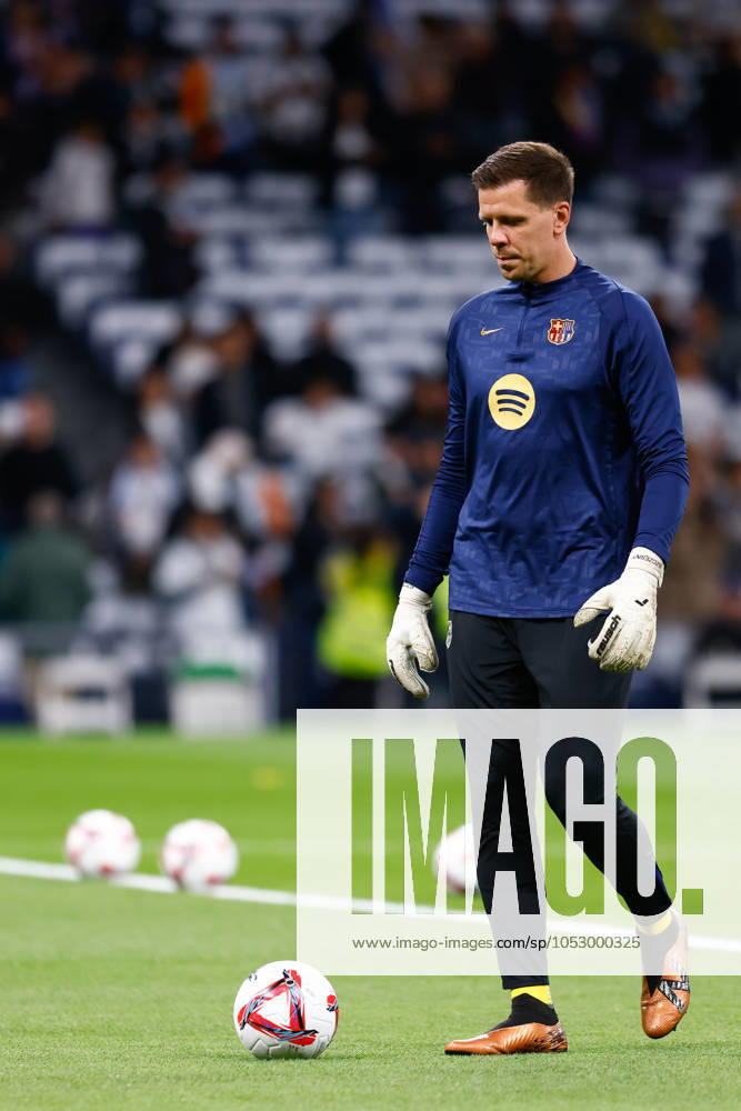 Wojciech Szczesny of FC Barcelona, Barca warms up during the Spanish League, LaLiga EA Sports, football match played between Real Madrid and FC Barcelona at Santiago Bernabeu stadium on October 26, 2024, in Madrid, Spain. Madrid SPAIN - ZUMAa181 20241026_zaa_a181_128