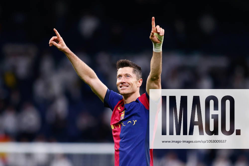 Sport Bilder des Jahres October 26, 2024, Madrid, Madrid, SPAIN: Robert Lewandowski of FC Barcelona, Barca celebrates the victory during the Spanish League, LaLiga EA Sports, football match played between Real Madrid and FC Barcelona at Santiago Bernabeu stadium on October 26, 2024, in Madrid, Spain. Madrid SPAIN - ZUMAa181 20241026_zaa_a181_306