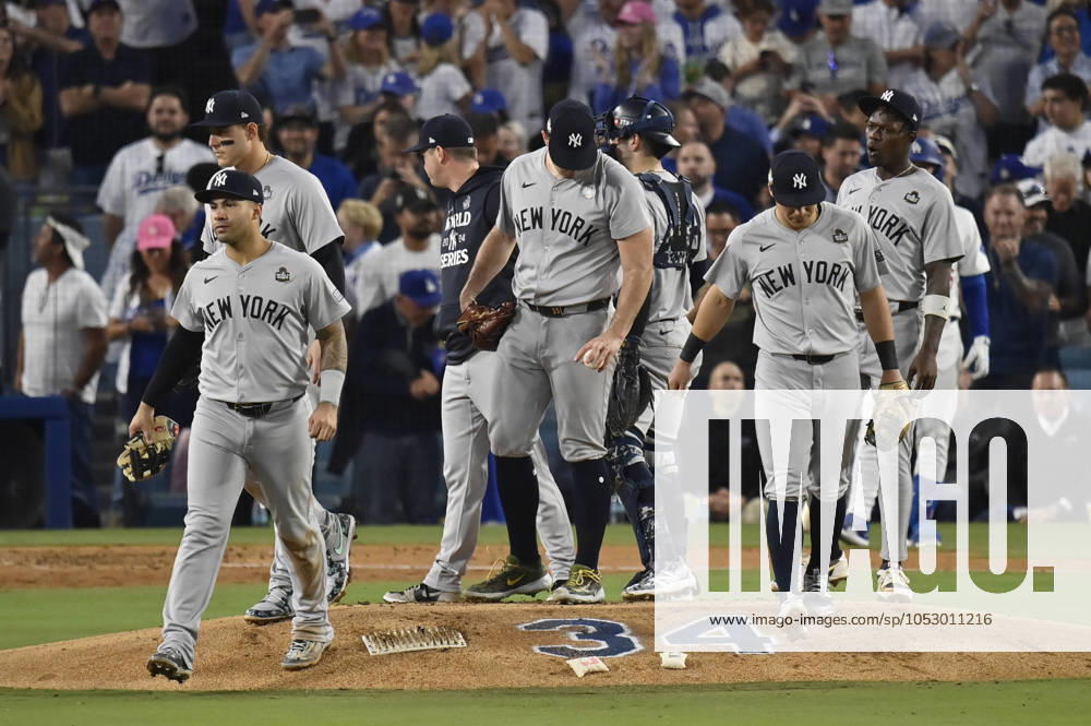 New York Yankees hold a mound meeting with starting pitcher Carlos Rodon after Rodon gave up three runs in the third inning against the Los Angeles Dodgers in game two of the MLB, Baseball Herren, USA World Series at Dodger Stadium on Saturday, October 26, 2024. LAP20241026815 JIMxRUYMEN