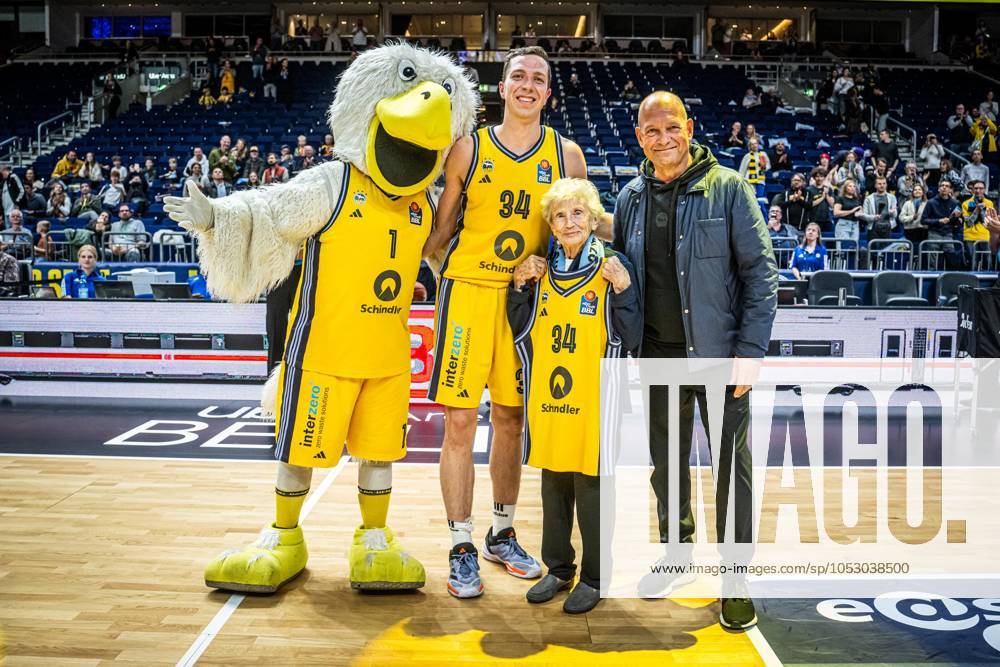 Basketball Berlin 27 20 2024 Season 2024 2025 1 Bundesliga easyCredit BBL Alba Berlin Basketball Löwen Braunschweig Annelise 100 years old , oldest season ticket holder at Alba is honored Justin Bean Alba Berlin, No 34 Marco Baldi