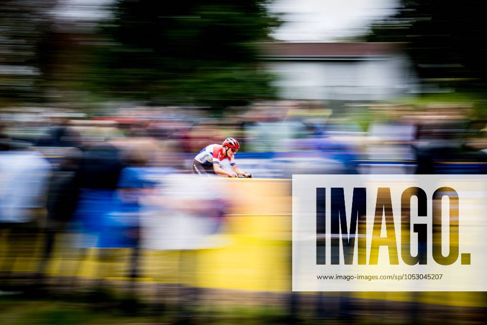 KW43 Dutch Lucinda Brand pictured in action during the women s elite race of the Superprestige race of Overijse, stage 2 (out of 9) in the Superprestige cyclocross competition, in Overijse, Sunday 27 October 2024. JASPERxJACOBS x103790538x