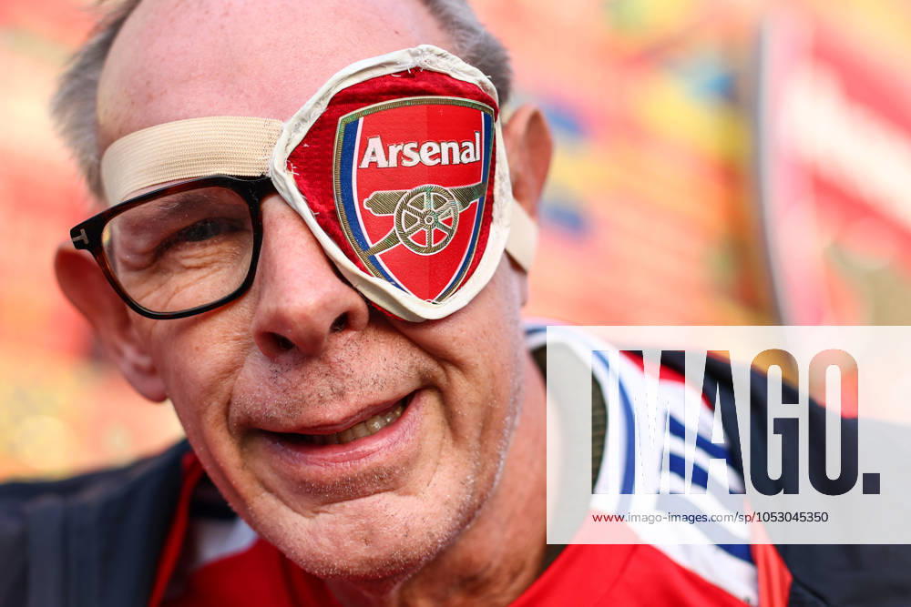 Arsenal gegen Liverpool 27. Oktober 2024, London Premier League Fußball Arsenal gegen Liverpool Ein Arsenal-Fan mit dem zu einer Augenklappe umfunktionierten Vereinsabzeichen Foto Charlotte Wilson Offside London UK
