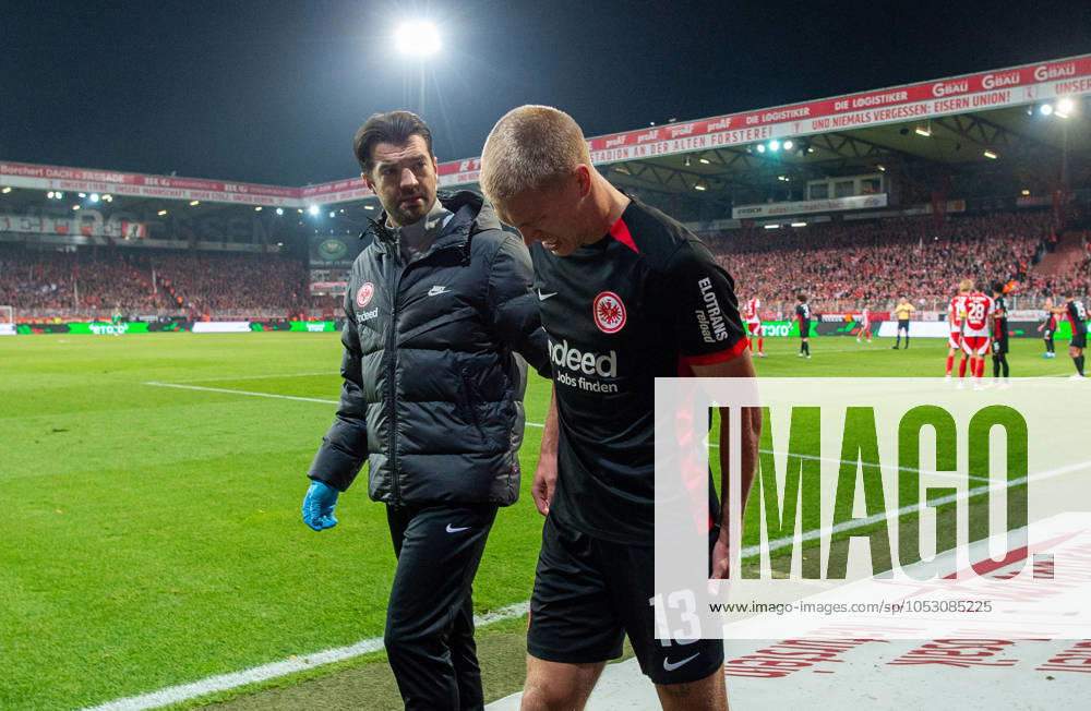 Football, Men, Season 2024 2025, 1 Bundesliga 8 Matchday , 1 FC Union Berlin Eintracht Frankfurt, v l Team Doctor Fabian Plachel Eintracht Frankfurt , Rasmus Kristensen Eintracht Frankfurt , 27 10 2024,