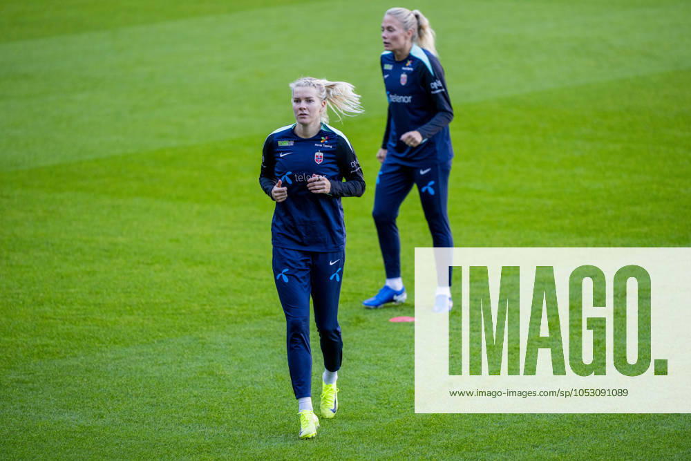Football, training with the Norwegian womens national team Oslo 20241028 Ada Stolsmo Hegerberg and Guro Bergsvand during a training session with the womens national football team at Ullevaal Stadium Photo Fredrik Varfjell NTB Oslo Norway RESTRICTED USE FOR BETTING COMPANIES